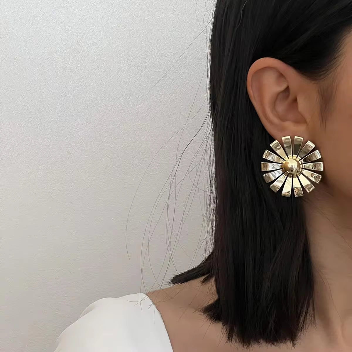 18K Gold Plated Stainless Steel Small Daisy Shape round Earrings